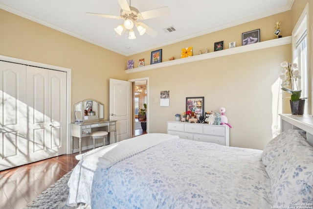 bedroom with crown molding, a closet, and ceiling fan