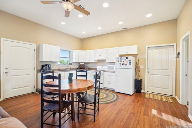 dining space featuring sink, light hardwood / wood-style flooring, and ceiling fan