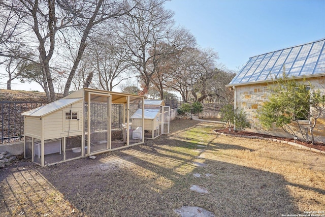 view of yard with an outbuilding