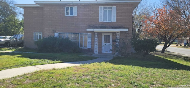 view of front of property featuring a front lawn