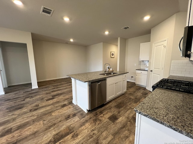 kitchen with sink, dark wood-type flooring, appliances with stainless steel finishes, white cabinetry, and a kitchen island with sink