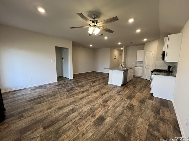 kitchen featuring ceiling fan, dark hardwood / wood-style flooring, a center island with sink, and white cabinets