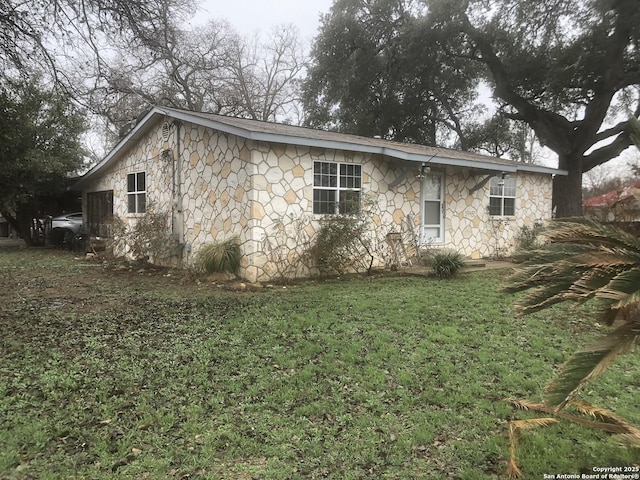 view of front facade featuring a front lawn