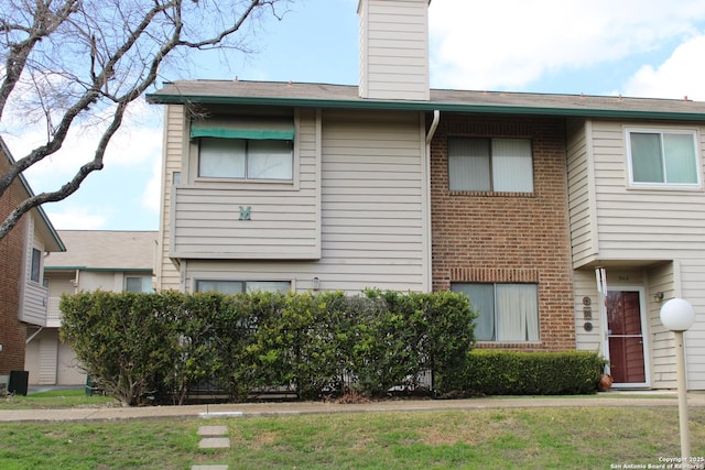 view of front of property with a front lawn