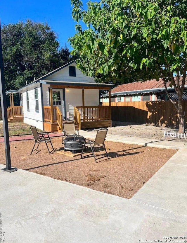 view of front facade featuring an outdoor fire pit