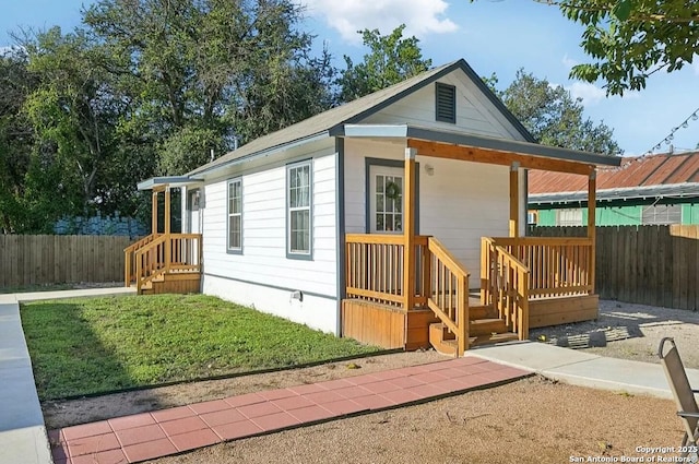 view of front facade with a front yard