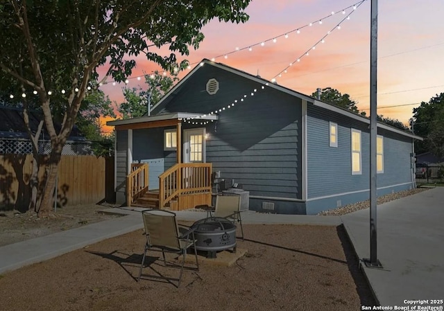 back house at dusk featuring a fire pit