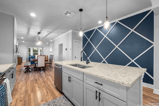 kitchen featuring sink, dishwasher, an island with sink, dark hardwood / wood-style flooring, and decorative light fixtures