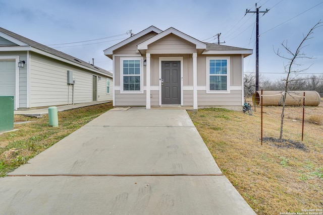 bungalow-style house featuring a front lawn