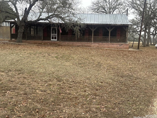 view of front of house with a front yard