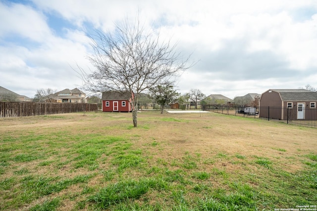 view of yard featuring a shed