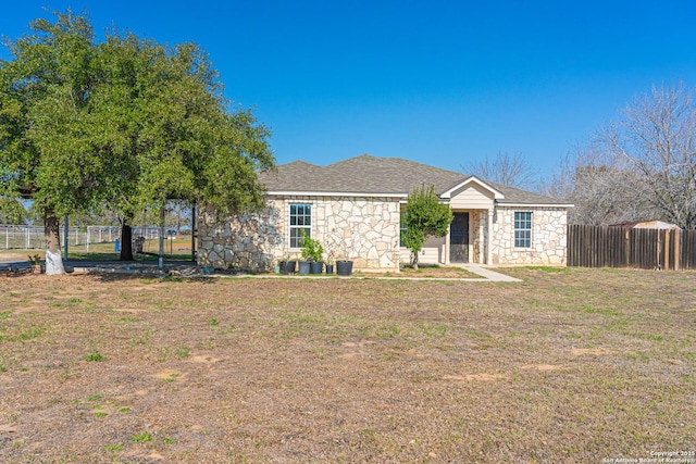 view of front facade featuring a front lawn