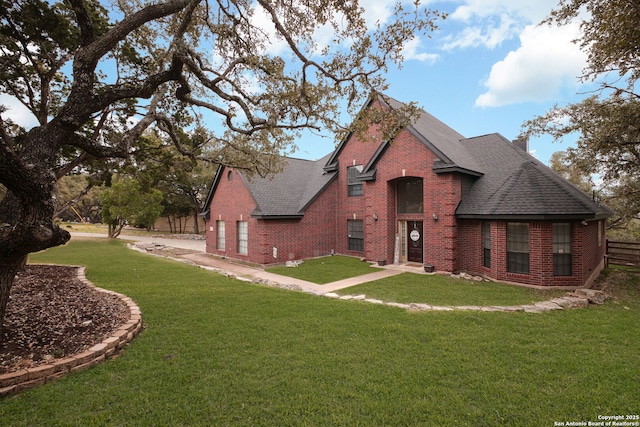 view of front of property featuring a front lawn