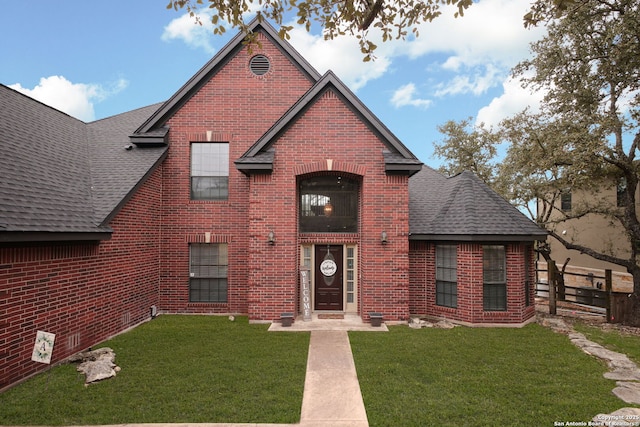 view of front facade featuring a front lawn