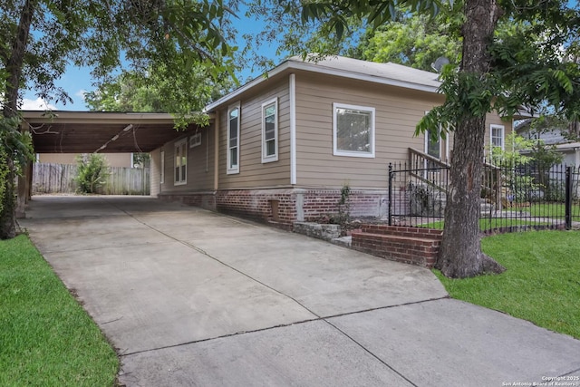 view of front facade featuring a carport and a front lawn