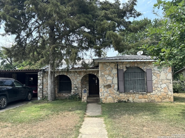 view of front of home featuring a front yard