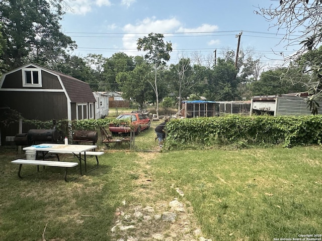 view of yard with an outdoor structure