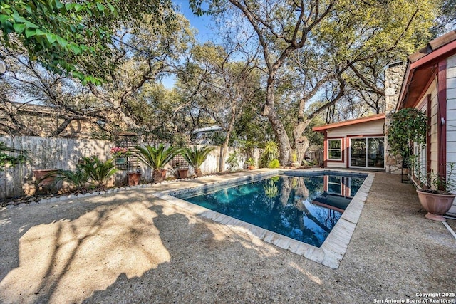 view of swimming pool