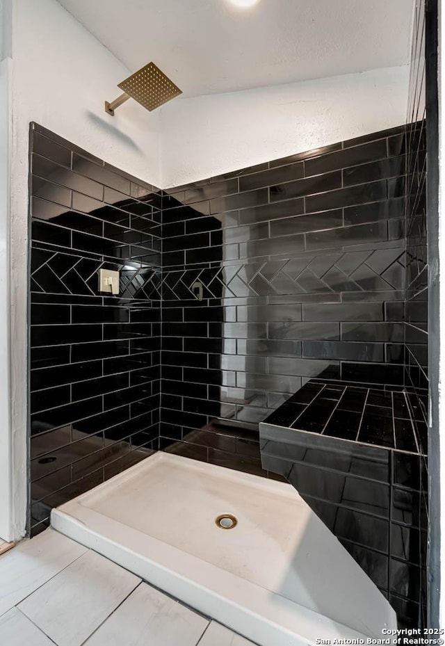 bathroom featuring tiled shower