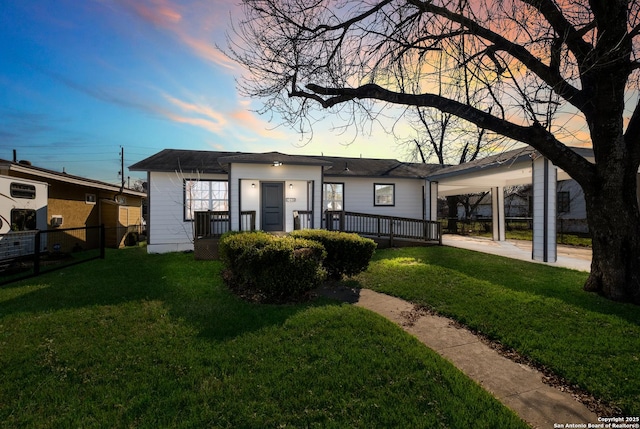 view of front of property featuring a yard