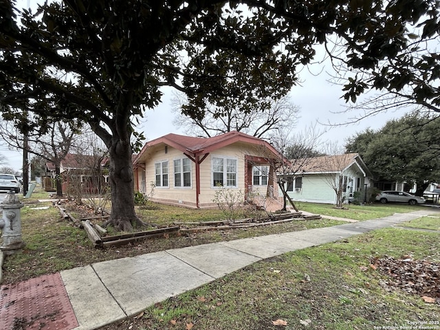 view of front of house with a front lawn