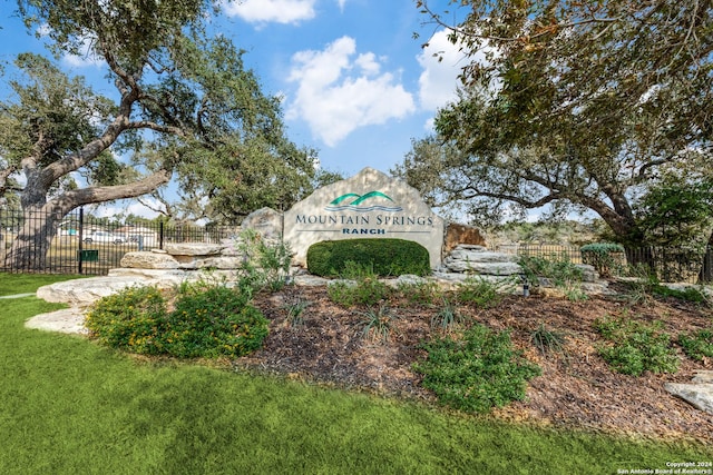 community sign featuring a lawn