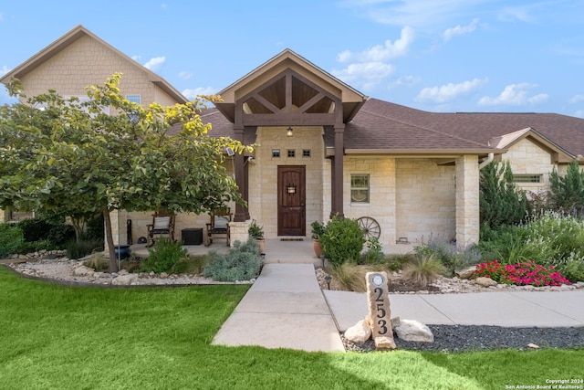 view of front of house featuring a front yard