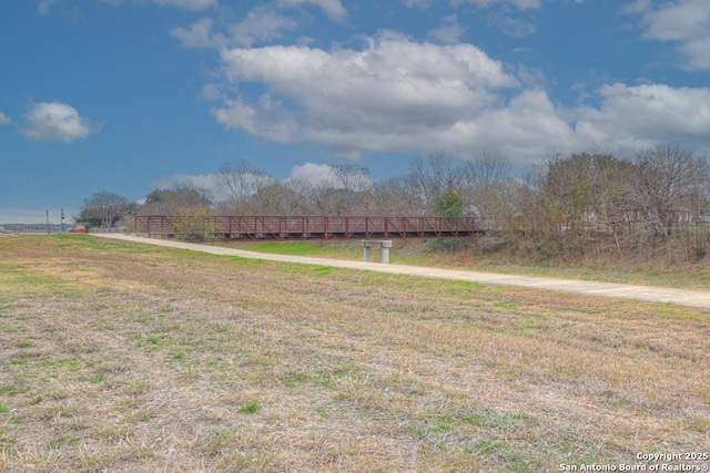 view of yard featuring a rural view