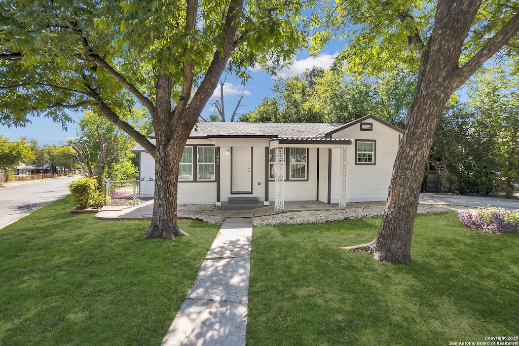 1602 Sacramento, San Antonio, TX 78201 - single story home featuring a front lawn