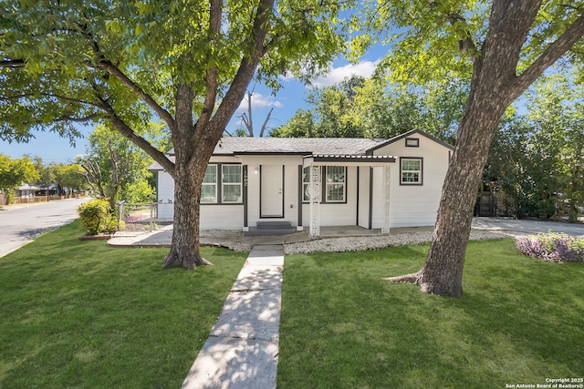 single story home featuring a front lawn