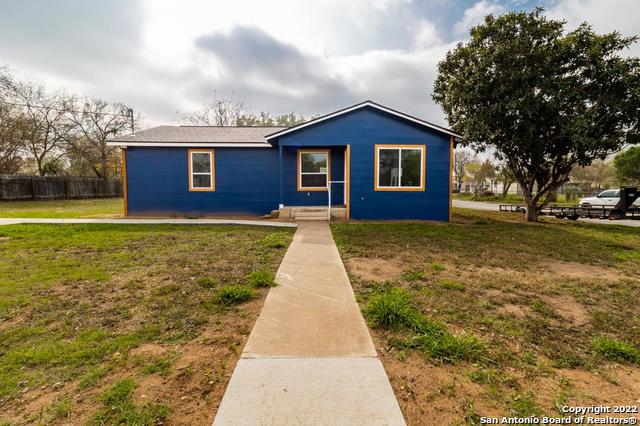 ranch-style house with a front yard