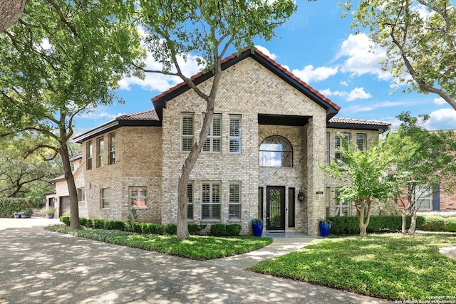 view of front of house featuring a front yard