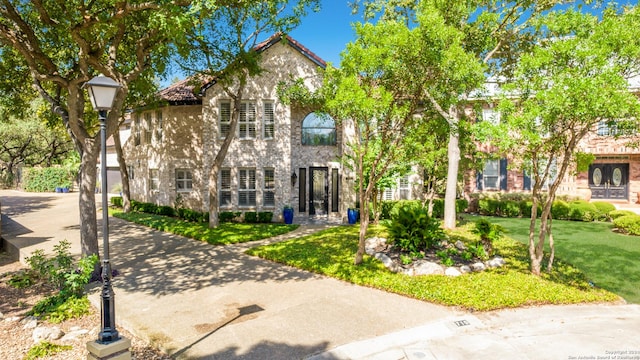 view of front facade featuring a front yard