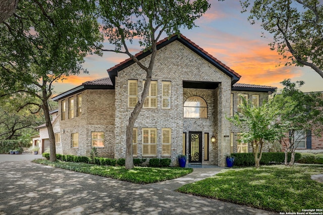 view of front of house featuring a lawn