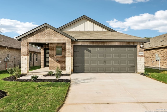 view of front facade featuring a garage and a front yard