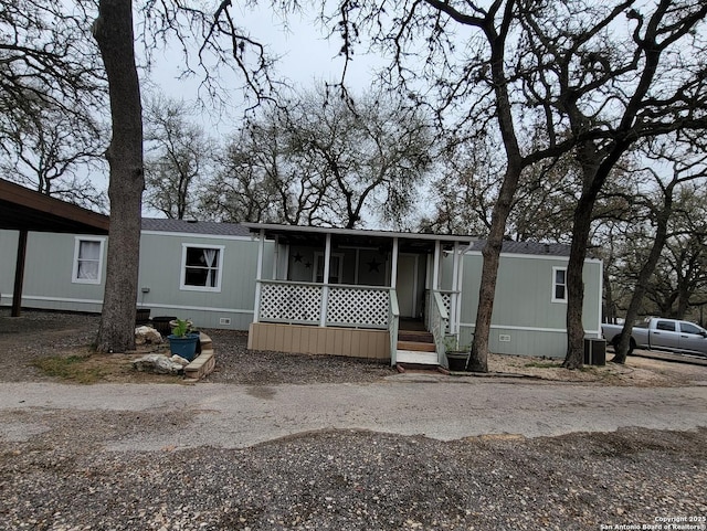 39 Post Oak Ln, Vernia, TX 78121 - manufactured / mobile home featuring a sunroom