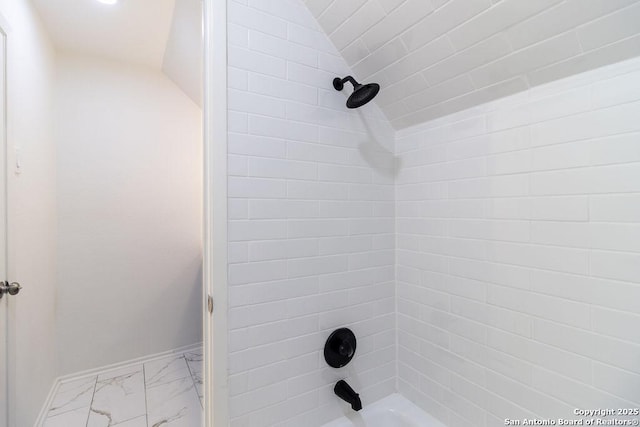 bathroom with tiled shower / bath