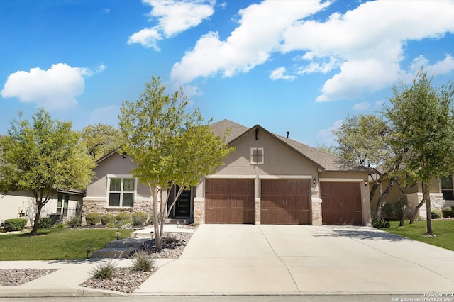 view of front of home featuring a front yard