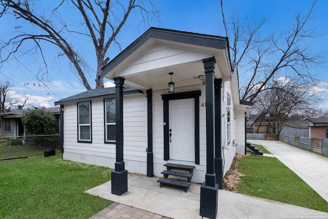 view of front of house featuring entry steps, crawl space, fence, and a front lawn