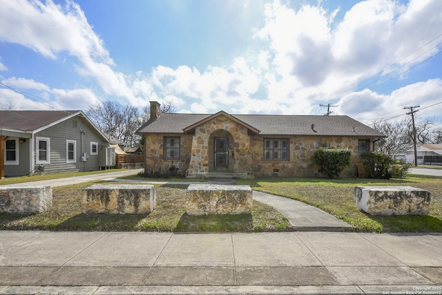 ranch-style house featuring a front yard