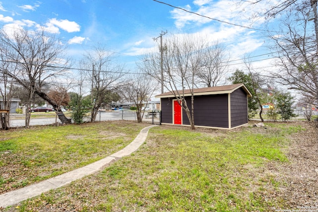 view of yard featuring a storage unit