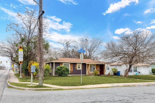 ranch-style house featuring a front yard