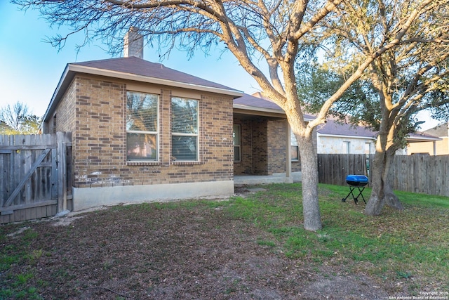 view of front of home featuring a front yard