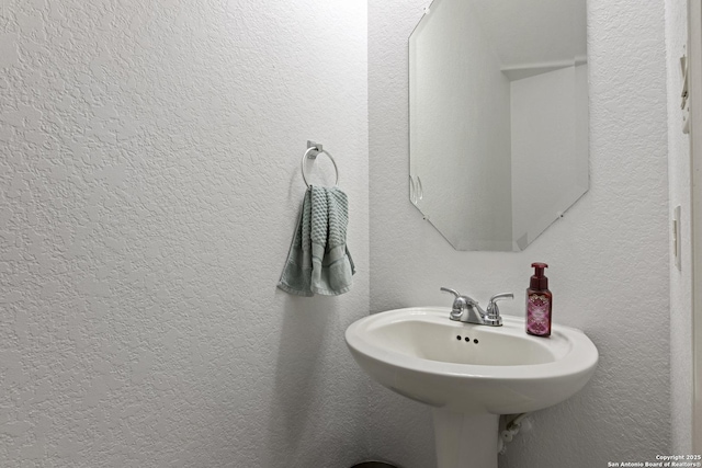 bathroom featuring sink