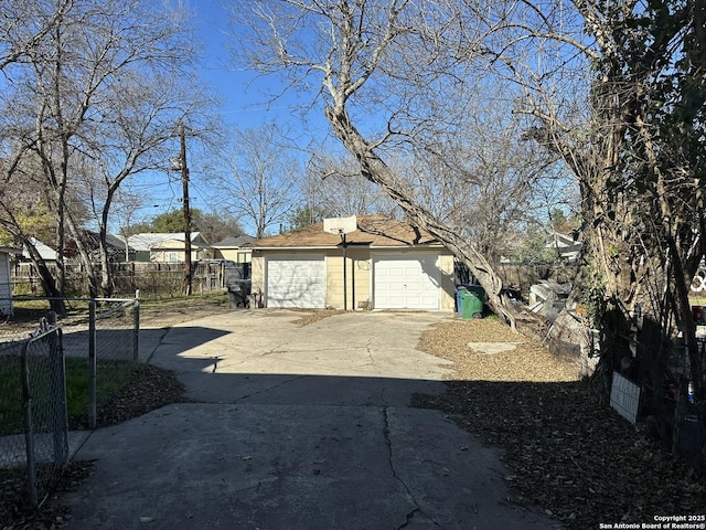 view of yard featuring a garage and an outdoor structure