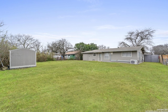 view of yard featuring a shed