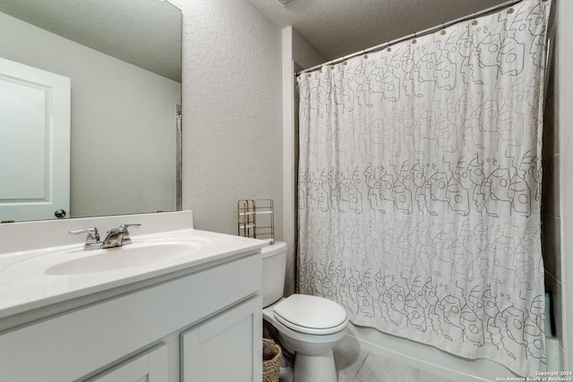 full bathroom featuring shower / bath combo with shower curtain, vanity, toilet, and a textured ceiling