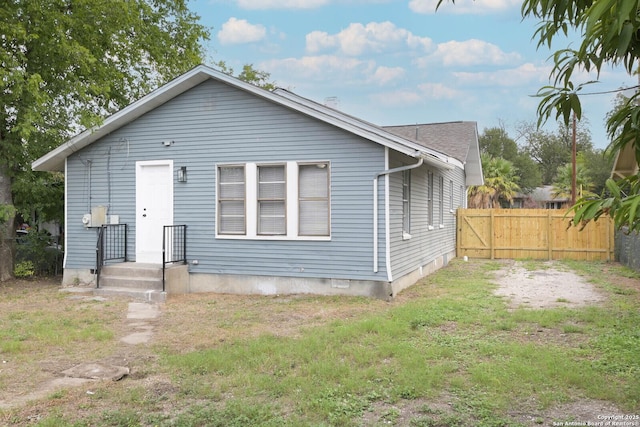 view of front of home featuring a front yard