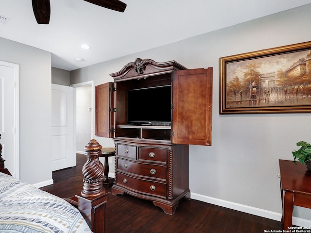 bedroom with dark wood-style floors, ceiling fan, visible vents, and baseboards