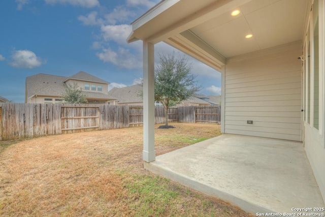 view of yard featuring a patio area